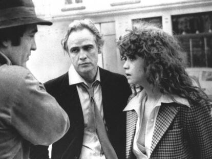 Bernardo Bertolucci (izquierda) habla con Marlo Brando y Maria Schneider, durante el rodaje de 'El último tango en París'.