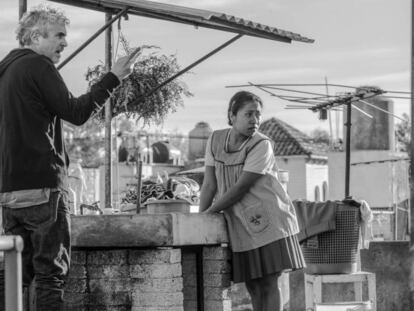Alfonso Cuarón e Yalitza Aparicio, en el rodaje de 'Roma'. En el vídeo, trailer de la película.