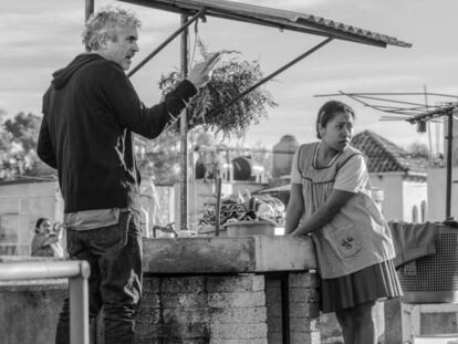 Alfonso Cuarón e Yalitza Aparicio, en el rodaje de 'Roma'. En el vídeo, trailer de la película.