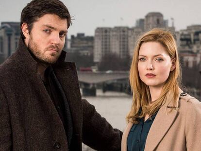 Tom Burke y Holliday Grainger como Strike y Robin.