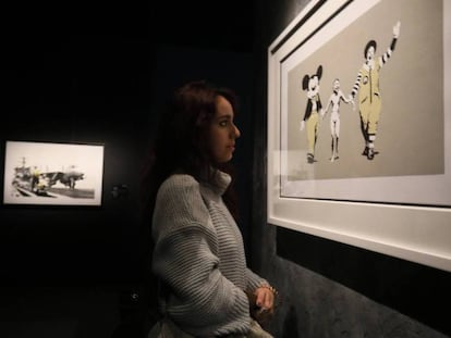Una visitante, en la exposición de Banksy, en Ifema. En vídeo, el polémico arte de Banksy llega a Madrid.