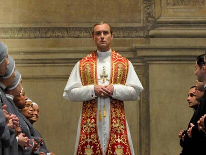 Jude Law, como el papa Pío XIII en un episodio de 'The Young Pope'. En vídeo, tráiler de 'The Young Pope'.