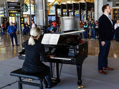 El tenor David Butt Philip y la pianista Patricia Barton, durante la representación de 'Turandot' que ofrecieron por sorpresa en el aeropuerto de Barajas.