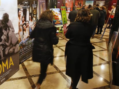 Entrada de los cines Verdi, en Madrid, donde se proyecta 'Roma'. En vídeo, el tráiler de la película.