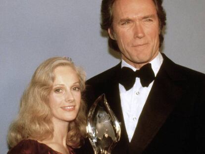 Clint Eastwood posa con su entonces pareja Sondra Locke en 1981.