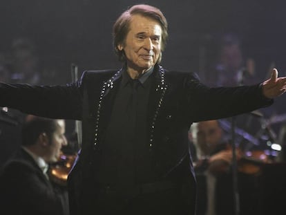 Concierto de Raphael en el Teatro Real. En el vídeo, el cantante interpretando algunos de sus éxitos actualizados.