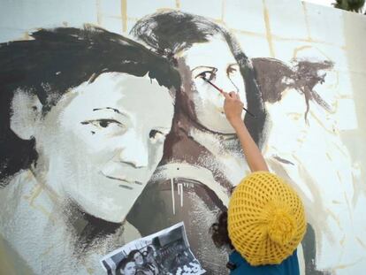 La pintora del colectivo El Hervidero Regina Carbayo en uno de los murales.