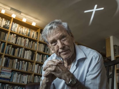 El escritor Amos Oz, en su casa de Tel Aviv (Israel) en octubre de 2015. En vídeo, algunas de sus intervenciones más destacadas.