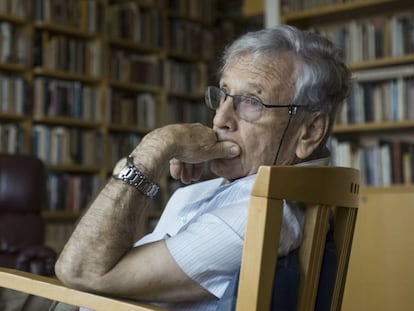 El escritor Amos Oz, en su casa de Tel Aviv (Israel), en entrevista.