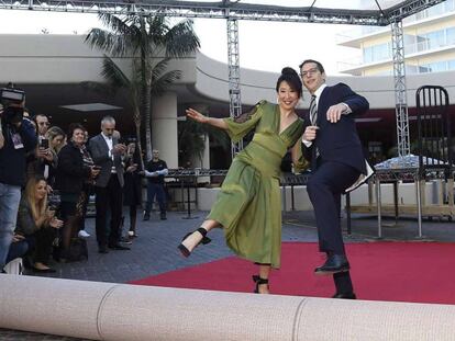 Sandra Oh y Andy Samberg, presentadores de la gala de los Globos de Oro de este domingo.