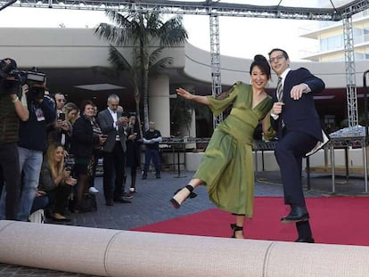 Sandra Oh y Andy Samberg, presentadores de la gala de los Globos de Oro de este domingo.