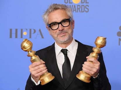 Alfonso Cuarón posa con sus dos Globos de Oro.