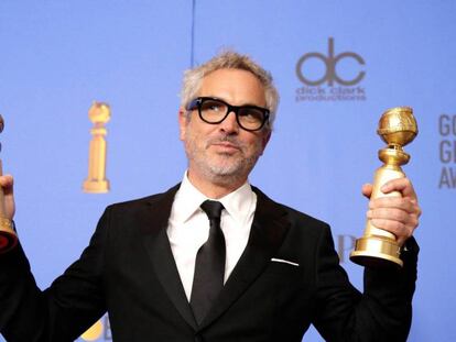 El cineasta mexicano Alfonso Cuarón posa con sus galardones a mejor director y mejor película en lengua extranjera por su largometraje 'Roma'. MIKE NELSON EFE