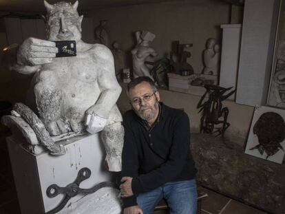 José Antonio Abella Mardones posa junto al modelo de escayola de su escultura. En vídeo, una asociación católica paraliza la instalación de una estatua en Segovia.