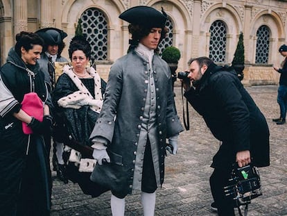 Rachel Weisz (izquierda), Yorgos Lanthimos y Olivia Colman, antes de rodar una secuencia de 'La favorita'. En vídeo, el tráiler de la película.