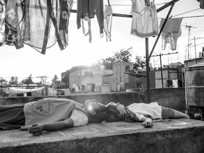 Fotograma de 'Roma', última película de Alfonso Cuarón. En vídeo, tráiler del film.