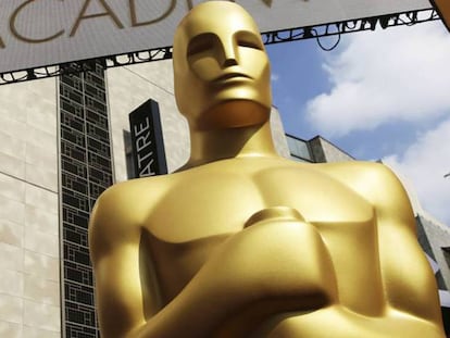 Un estatua del Oscar a la entrada del Teatro Dolby. En vídeo, estas son las películas favoritas para los Oscar 2019.