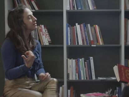 La escritora Cristina Morales (izq.) durante la entrevista.