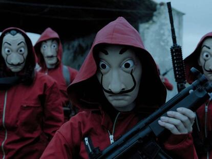 Fotograma de la serie 'La casa de papel'. En vídeo, declaraciones de Álex Pina sobre la máscara inspirada en Dalí.