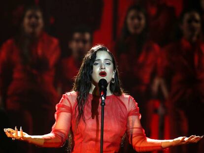 Rosalía, durante su actuación en los Premios Goya.