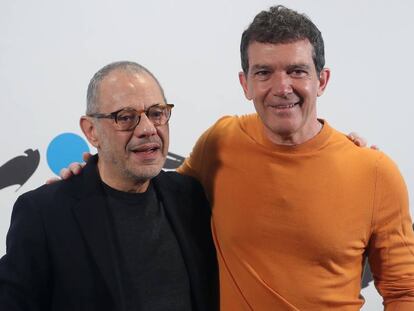 Antonio Banderas (derecha) y Lluís Pasqual en la presentación del teatro Soho Caixa Bank este miércoles en Madrid.