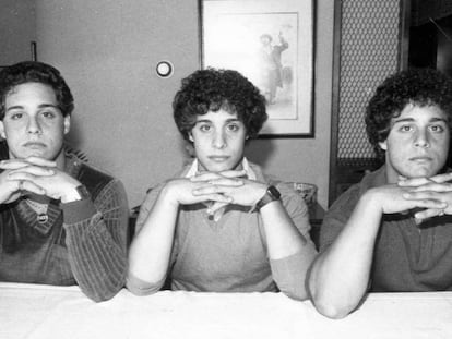 A partir da esquerda, Robert Shafran, David Kellman e Eddy Galland em 28 de setembro de 1980, em Nova York. (Getty Images/Richard Lee/New York Daily News Archive). Vídeo: trailer de ‘Three Identical Strangers’.