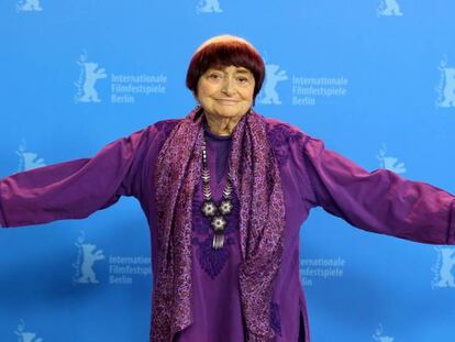 En foto: Agnès Varda atiende a los fotógrafos antes de la rueda de prensa de su documental 'Varda By Agnès'. En vídeo: el tráiler del documental 'Varda By Agnès'.