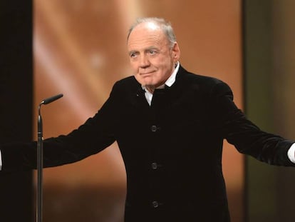 Bruno Ganz recoge un premio de la Academia Alemana en 2014, en Berlín. En vídeo, tráiler de 'El Hundimiento'.