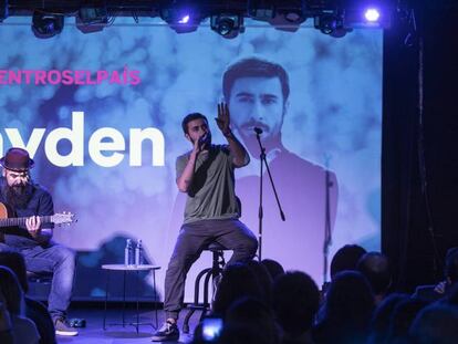 Imagen: Rayden canta para los lectores de EL PAÍS.