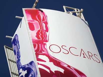 Un cartel de los Oscar en Los Ángeles. En el vídeo, Carlos Boyero habla sobre sus favoritos.