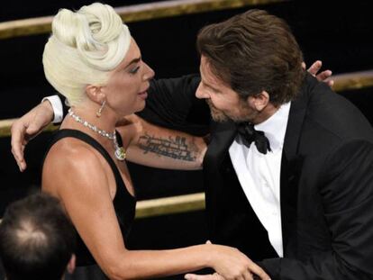Bradley Cooper felicita a Lady Gaga tras ganar el Oscar a mejor canción. En vídeo, los cinco mejores momentos de la gala.