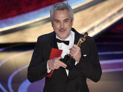 Alfonso Cuarón tras recibir el Oscar a mejor película de habla extranjera. En vídeo,la entrega del premio por Guillermo del Toro y el discurso de Cuarón.