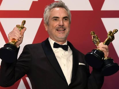 Alfonso Cuarón, con sus tres oscars por 'Roma'. En vídeo, Cuarón recoge el Oscar a la mejor película en lengua extranjera.
