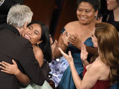 Alfonso Cuarón abraza a Yalitza Aparicio en presencia de Marina de Tavira (a la derecha) tras ganar el Oscar.