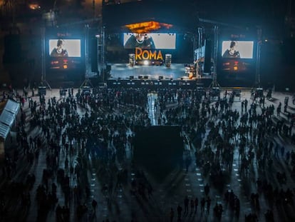 Cientos de personas, en el monumento a la Revolución en México. En vídeo, cómo se vivió la noche en Ciudad de México.