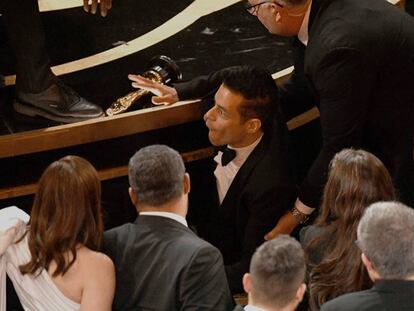 El actor Rami Malek, durante su caída del escenario, en la gala de los Oscar. En vídeo, el discurso de Malek tras ganar el Oscar.