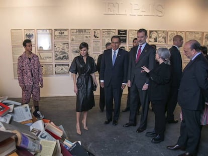 Los Reyes de España en el estand de EL PAÍS en Arco acompañados del presidente de Perú, Martín Vizcarra; la artista Alicia Martín, y Javier Monzón, presidente de PRISA.