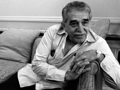 El escritor Gabriel García Márquez, durante una entrevista en 1990. En vídeo, el teaser promocional de la serie 'Cien años de soledad'.