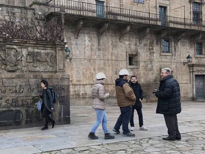 Pintada en la fachada de la catedral del Obradoiro de Santiago que ha sido vista esta mañana.