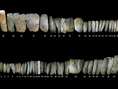 Alzado con fotografías de los dos laterales de soportes decorados en el dolmen de Soto. En vídeo, los secretos del dolmen.