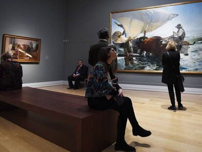 Visitantes en la muestra de Sorolla en Londres observan 'La vuelta de la pesca' (1894), a la derecha, y 'Encajonando pasas' (1901). En vídeo, la Reina Letizia durante la inauguración de la exposición.