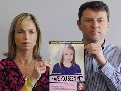 Kate y Gerry McCann con una foto de su hija desaparecida. En vídeo, tráiler del documental.