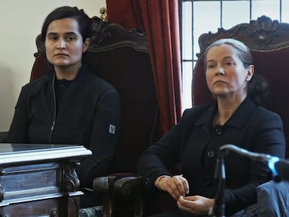 Montserrat González, con su hija Triana Martínez en el juicio, en un fotograma de 'Muerte en León: Caso Cerrado'. En vídeo, el tráiler del documental.