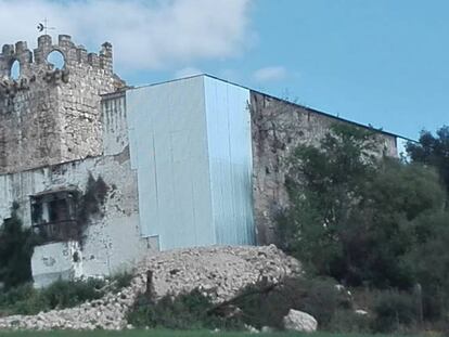 El castillo, con la chapa metálica. Foto: Agustín García Lázaro. Vídeo: ATLAS