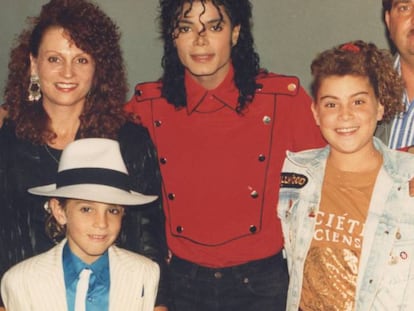 Wade Robson y su familia, junto con Michael Jackson, en un fotograma del documental. En vídeo, el tráiler de 'Leaving Neverland'.