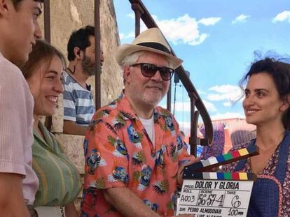 Pedro Almodóvar y Penélope Cruz, en el rodaje de 'Dolor y gloria'. En vídeo: trailer oficial de la película.