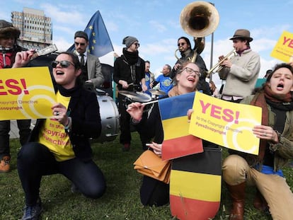 Manifestantes piden el voto a favor de la nueva directiva del 'copyright' ante el Parlamento Europeo, hoy en Estrasburgo. En vídeo, manifestación en contra el pasado fin de semana en Berlín.