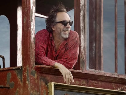 Tim Burton, en el plató de rodaje de 'Dumbo'. En vídeo, el tráiler de la película.