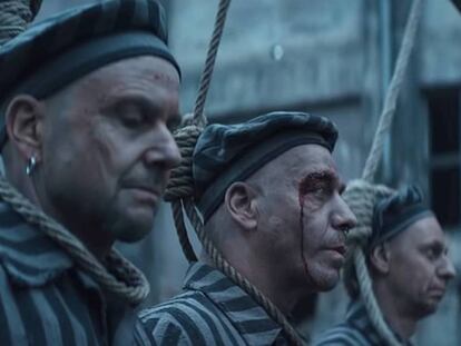 Imagen del vídeo de Rammstein donde varios de sus miembros aparecen vestidos como presos en un campo de concentración nazi. En vídeo, el videoclip.