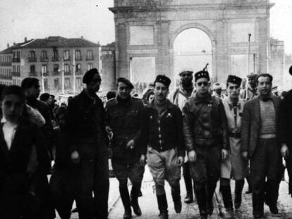 Oficiales al frente de tropas marroquíes, a finales de marzo de 1939, ante la Puerta de Toledo en Madrid. En vídeo, el historiador Angel Viñas analiza la victoria de Franco.